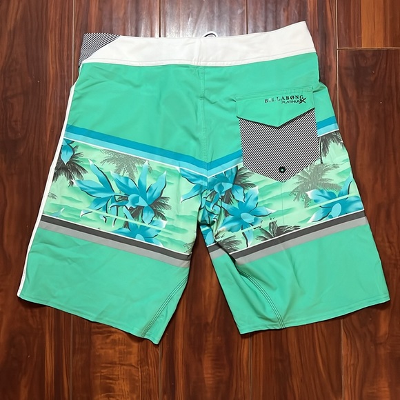 Billabong Taj Burrow Boardshorts - Picture 2 of 4